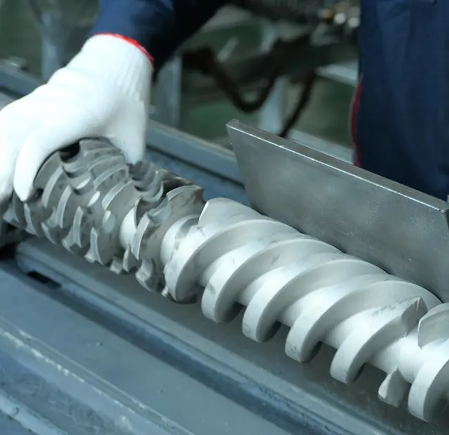 რატომ ჩნდება შავი ხაზები ექსტრუდერში არაერთხელ? ეს სტატია გასწავლით, თუ როგორ სწრაფად დაადგინოთ, არის თუ არა ეს გამოწვეული ლულის ან ხრახნის პრობლემის გამო.